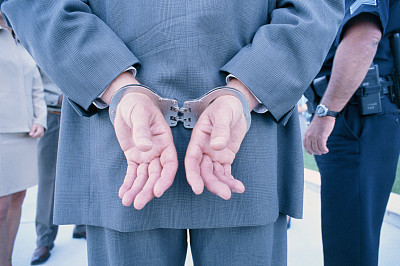 員工被行政拘留 用人單位可否以曠工為由解除勞動(dòng)合同？